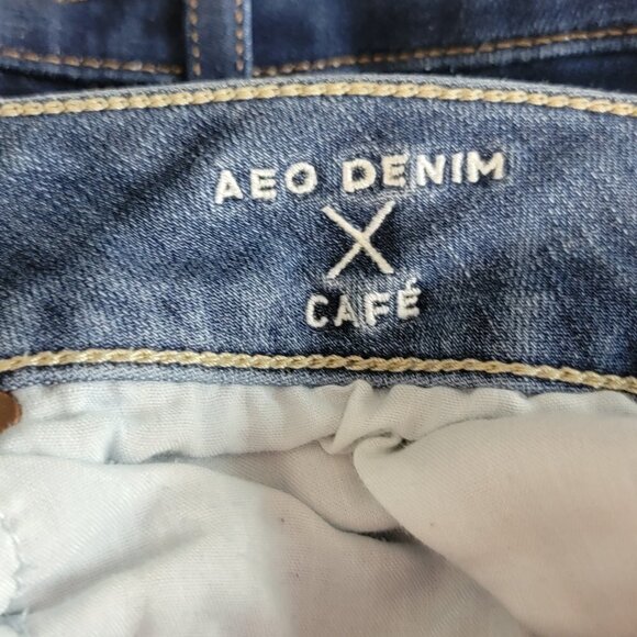 American Eagle Tomgirl Button Fly Distressed Crop Medium Wash Relaxed AE 2 Jeans - Picture 15 of 16